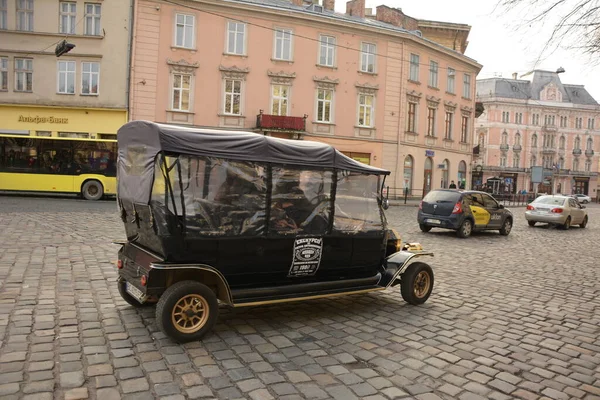 Львів Україна Січень 2021 Туристичний Ретро Електромобіль Sightsee Електричний Автомобіль — стокове фото