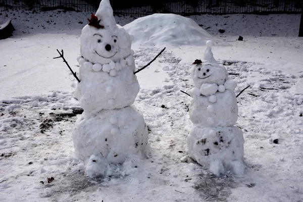 雪地上戴着时髦帽子和围巾的有趣雪人 圣诞节前的早上有趣的雪人 雪人带着一袋礼物雪人站在冬季的帽子和围巾上 红着鼻子 — 图库照片