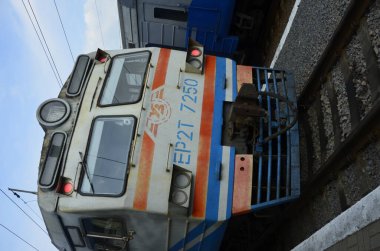 LVIV, UKRAINE.January 2021. Ukraynalı yolcular, Ukrayna 'daki Lviv Tren İstasyonu' na giden treni bekliyor..