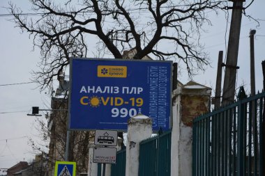 Lviv. Ukrayna. Şubat 2021, Lviv sokaklarında covid-19 testleri için laboratuvar ilanı. Billboard laboratuvarı 