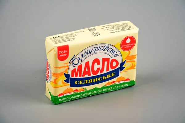 利沃夫乌克兰 2021年2月包装好的奶油棒 在白色上隔离 乌克兰工厂 Butter Belotserkovskoye — 图库照片
