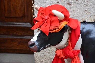 Bir boğa ve bir ineğin dekoratif figürleri. Boynuzlu ve bacaklı bir boğanın cam figürü. Hediyeleri olan sevimli siyah beyaz bir boğa figürü.