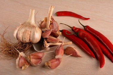 Kırmızı acı biber ve sarımsaklı beyaz arka plan. Sağlıklı sarımsak. Yemek için mis kokulu baharatlar. Kırmızı biber. Yemek için akut baharat.