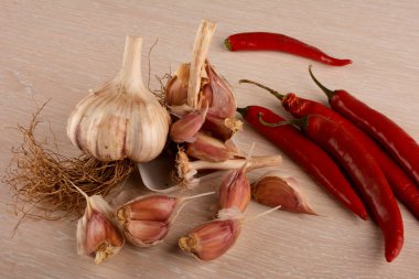 Kırmızı acı biber ve sarımsaklı beyaz arka plan. Sağlıklı sarımsak. Yemek için mis kokulu baharatlar. Kırmızı biber. Yemek için akut baharat.