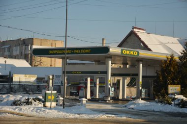 Zdolbunov. Rivne bölgesi. Ukrayna. Şubat 2021 Ukrayna 'da benzin fiyatları ve tankeriyle benzin istasyonu. Yakıt istasyonu işareti.