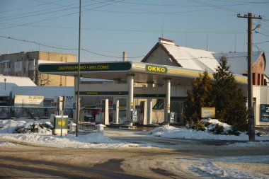 Zdolbunov. Rivne bölgesi. Ukrayna. Şubat 2021 Ukrayna 'da benzin fiyatları ve tankeriyle benzin istasyonu. Yakıt istasyonu işareti.