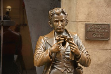 LVIV, UKRAINE - Mayıs 2020: Heykel skandalı Avusturyalı yazar Leopold von Sacher-Masoch.