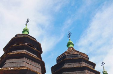 Lviv. Ukrayna. Kasım, 2020. Lviv.Ukrayna 'daki Halk Mimarisi ve Kırsal Yaşam Müzesi. Geleneksel Ukrayna kilisesi..