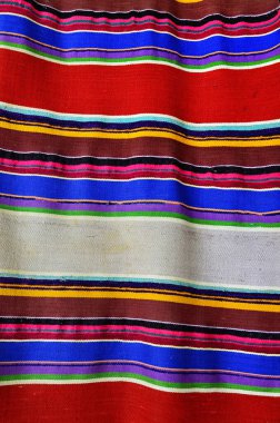 Antika el yapımı halı, el işi. Örgü yün halı. Halk sanatı. Geometrik desenli halıyı kapatın. Kırmızı, sarı, mavi ve diğer renklerle örülmüş el halısı. Tekstil arkaplanı.