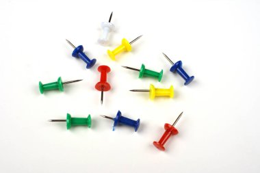 Renkli renk itme iğneleri seti beyaz arkaplan üzerinde izole üst görünüm.