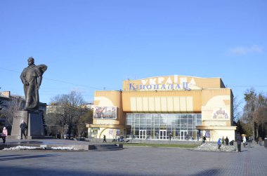 Rivne, Ukrayna - Ocak 2021: Batı Ukrayna 'daki Rovno Sovyet mimari şehri için anıt ve tiyatro tabelasıyla ana meydan, kışın açık hava parkı.
