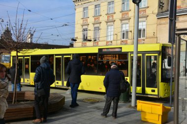 Lviv, Ukrayna - 21 Ocak 2021: Sarı toplu taşıma durağı olan Ukrayna 'nın eski kenti