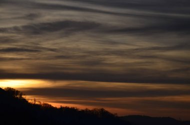 Ufukta görünen kulesi olan güzel ve renkli bir gün batımı. Fırtına ve fırtınadan önce alçalın..