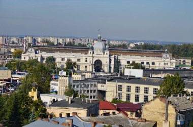 Lviv. Ukrayna. Eylül 2020. St. Elizabeth Kilisesi 'nden görüntü. St. Elizabeth Kilisesi' nin çan kulesinden Lviv şehri manzarası. Olha ve Elizabeth. Lvov şehir manzarası.