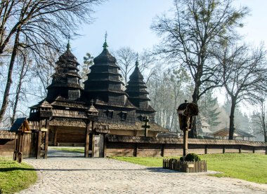 Lviv. Ukrayna. Kasım, 2020. Lviv.Ukrayna 'daki Halk Mimarisi ve Kırsal Yaşam Müzesi. Geleneksel Ukrayna kilisesi..