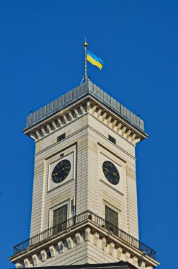 Efsaneler Evi 'nin çatısından Lviv Belediye Binası' nın muhteşem yakın çekim görüntüsü. Mavi bulutlu gökyüzü ile yaz fotoğrafı.