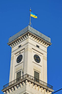Efsaneler Evi 'nin çatısından Lviv Belediye Binası' nın muhteşem yakın çekim görüntüsü. Mavi bulutlu gökyüzü ile yaz fotoğrafı.