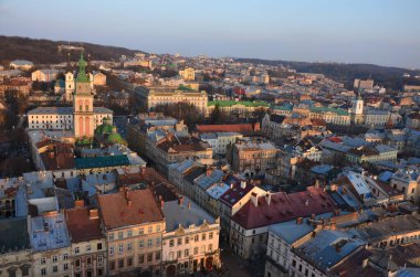 Lviv. Ukrayna. Eylül 2020. Belediye binasından Lviv 'in kuş bakışı görüntüsü. Çatıdan genel manzara. Belediye Binası 'nın çatısından Rynok Meydanı' na bak..