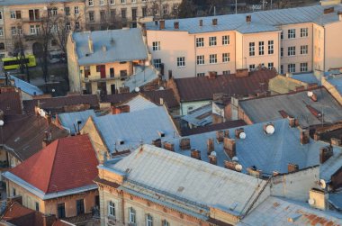 Lviv. Ukrayna. Eylül 2020. Belediye binasından Lviv 'in kuş bakışı görüntüsü. Çatıdan genel manzara. Belediye Binası 'nın çatısından Rynok Meydanı' na bak..