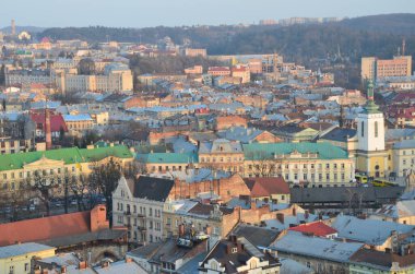 Lviv. Ukrayna. Eylül 2020. Belediye binasından Lviv 'in kuş bakışı görüntüsü. Çatıdan genel manzara. Belediye Binası 'nın çatısından Rynok Meydanı' na bak..