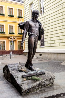 LVIV, UKRAINE - 27 Ocak 2020: Günaydın Lviv. Besteci Volodymyr Ivasyuk 'un anıtı. Shevchenko Caddesi. Eski kasabanın sokakları ve evleri. Fotoğraf sabah Lviv 'e giderken çekilmiş..