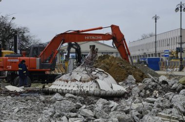 Lviv, Ukrayna - Kasım. 20.Veda istasyonunda büyük tamirat. Çeşmenin yeniden inşaatı. Şehir caddesinde tadilat. Su kaynaklarının değiştirilmesi, kanalizasyon, yeni bir yol yüzeyi..