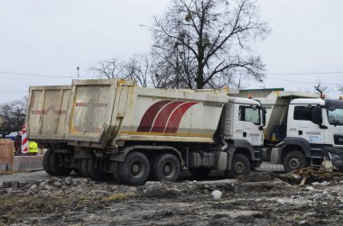 Lviv, Ukrayna - Kasım. 20.Veda istasyonunda büyük tamirat. Çeşmenin yeniden inşaatı. Şehir caddesinde tadilat. Su kaynaklarının değiştirilmesi, kanalizasyon, yeni bir yol yüzeyi..
