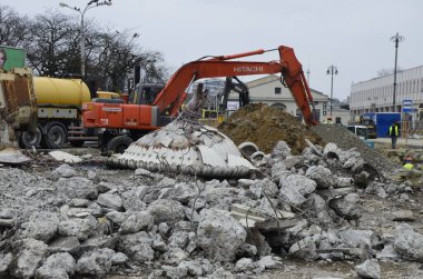 Lviv, Ukrayna - Kasım. 20.Veda istasyonunda büyük tamirat. Çeşmenin yeniden inşaatı. Şehir caddesinde tadilat. Su kaynaklarının değiştirilmesi, kanalizasyon, yeni bir yol yüzeyi..