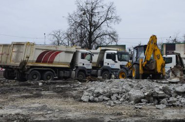 Lviv, Ukrayna - Kasım. 20.Veda istasyonunda büyük tamirat. Çeşmenin yeniden inşaatı. Şehir caddesinde tadilat. Su kaynaklarının değiştirilmesi, kanalizasyon, yeni bir yol yüzeyi..