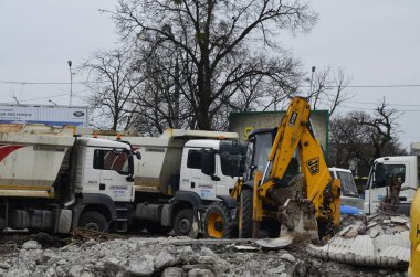 Lviv, Ukrayna - Kasım. 20.Veda istasyonunda büyük tamirat. Çeşmenin yeniden inşaatı. Şehir caddesinde tadilat. Su kaynaklarının değiştirilmesi, kanalizasyon, yeni bir yol yüzeyi..