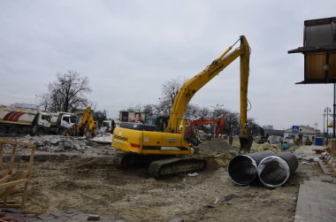 Lviv, Ukrayna - Kasım. 20.Veda istasyonunda büyük tamirat. Çeşmenin yeniden inşaatı. Şehir caddesinde tadilat. Su kaynaklarının değiştirilmesi, kanalizasyon, yeni bir yol yüzeyi..