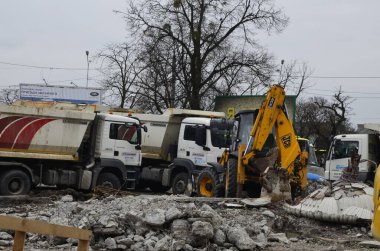 Lviv, Ukrayna - Kasım. 20.Veda istasyonunda büyük tamirat. Çeşmenin yeniden inşaatı. Şehir caddesinde tadilat. Su kaynaklarının değiştirilmesi, kanalizasyon, yeni bir yol yüzeyi..