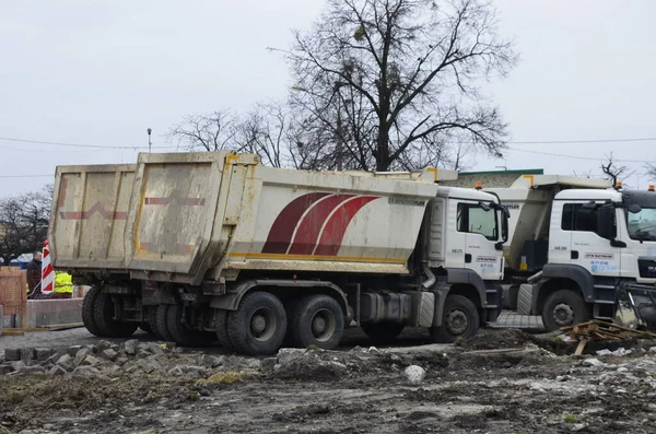 Lviv, Ukrayna - Kasım. 20.Veda istasyonunda büyük tamirat. Çeşmenin yeniden inşaatı. Şehir caddesinde tadilat. Su kaynaklarının değiştirilmesi, kanalizasyon, yeni bir yol yüzeyi..