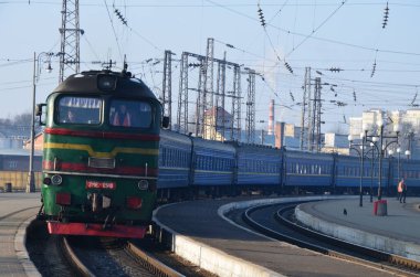 Lviv. Ukrayna. Temmuz 20.Lviv 'deki tren istasyonu. Yolcu trenleri ve vagonlar. Diesel yolcu treni..