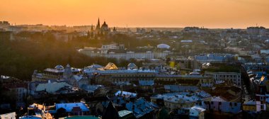 Lviv. Ukrayna. Eylül 2020. Belediye binasından Lviv 'in kuş bakışı görüntüsü. Çatıdan genel manzara. Belediye Binası 'nın çatısından Rynok Meydanı' na bak..