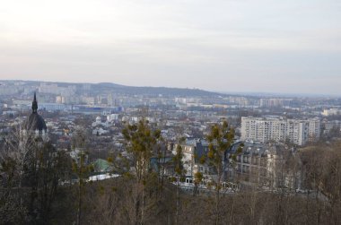 Lviv. Ukrayna. Eylül 2020. Belediye binasından Lviv 'in kuş bakışı görüntüsü. Çatıdan genel manzara. Belediye Binası 'nın çatısından Rynok Meydanı' na bak..
