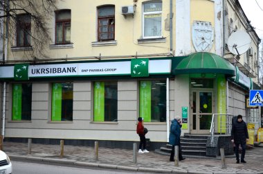 Rivne. Ukrayna. Mart 2021 Ukrsibbank bnp Parbias Grubu beyaz cephe üzerine Ukrsibbank İşareti