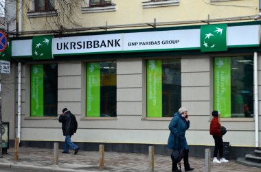 Rivne. Ukrayna. Mart 2021 Ukrsibbank bnp Parbias Grubu beyaz cephe üzerine Ukrsibbank İşareti