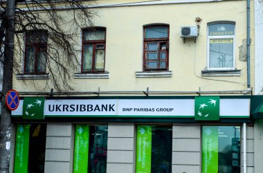 Rivne. Ukrayna. Mart 2021 Ukrsibbank bnp Parbias Grubu beyaz cephe üzerine Ukrsibbank İşareti