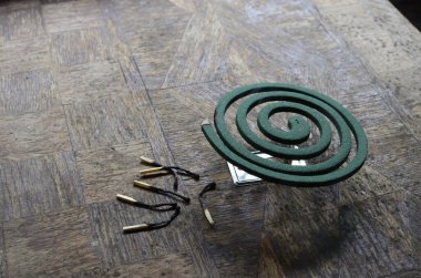 Sivrisinek bobini genellikle spiral şeklinde üretilen ve genellikle kurutulmuş pirethrum tozu kullanılarak üretilen sivrisinek kovucu tütsüdür. Bobin genellikle merkezde tutulur ve havada asılı durur..