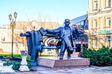 Rivne, Ukrayna - Mart 2021. Ulas Samchuk Anıtı, 1934 'te holodomor kıtlığı hakkında ilk romanı yazan Ukraynalı büyük yazar, reklamcı ve gazeteci..