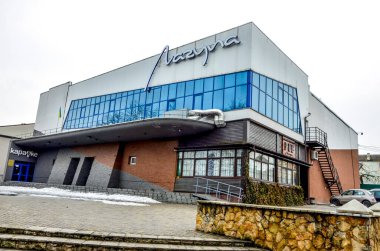 Rivne şehri. Ukrayna. Mart 2021 'de gece kulübü Laguna.Eski Cosmos filmleri.