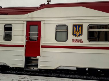 Zdolbuniv. Rivne bölgesi. Ukrayna. Mart 2021 'de Lviv demiryolu başkanı DR1A-285' in Zdolbunov istasyonundaki kişisel treni. Özel ulaşım için resmi ulaşım.