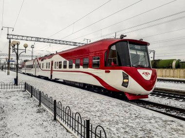 Zdolbuniv. Rivne bölgesi. Ukrayna. Mart 2021 'de Lviv demiryolu başkanı DR1A-285' in Zdolbunov istasyonundaki kişisel treni. Özel ulaşım için resmi ulaşım.