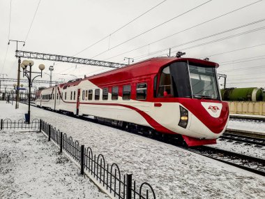 Zdolbuniv. Rivne bölgesi. Ukrayna. Mart 2021 'de Lviv demiryolu başkanı DR1A-285' in Zdolbunov istasyonundaki kişisel treni. Özel ulaşım için resmi ulaşım.