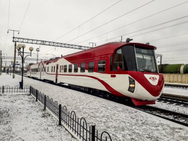 Zdolbuniv. Rivne bölgesi. Ukrayna. Mart 2021 'de Lviv demiryolu başkanı DR1A-285' in Zdolbunov istasyonundaki kişisel treni. Özel ulaşım için resmi ulaşım.