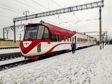 Zdolbuniv. Rivne bölgesi. Ukrayna. Mart 2021 'de Lviv demiryolu başkanı DR1A-285' in Zdolbunov istasyonundaki kişisel treni. Özel ulaşım için resmi ulaşım.