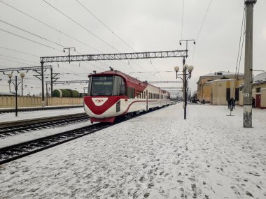 Zdolbuniv. Rivne bölgesi. Ukrayna. Mart 2021 'de Lviv demiryolu başkanı DR1A-285' in Zdolbunov istasyonundaki kişisel treni. Özel ulaşım için resmi ulaşım.