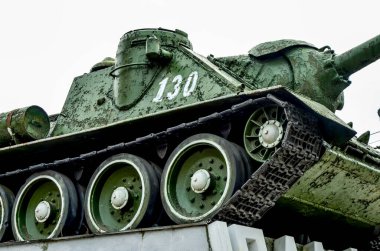 Rivne şehri. Ukrayna. Mart 2021 'de SU-100 tankı şehir caddesinde 2. Dünya Savaşı' ndan kalma. Rivne, Ukrayna 'da Askerleri Kurtarma Anıtı