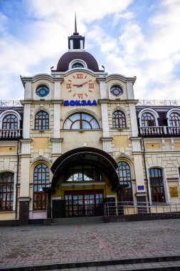 Lutsk, Ukrayna. Kasım 20.Lutsk Ukrayna 'daki tren istasyonu. Terk edilmiş bölge ve istasyon binası. Yük vagonları. Sabah sanayi manzarası. Üst görünüm.